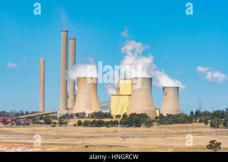 Nahaufnahme eines riesigen Kohle befeuerten Kraftwerks Stockfoto