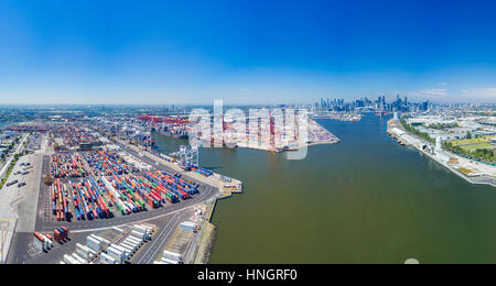 Melbourne, Australien - 10. Februar 2017: Luftaufnahme des Containerterminals Hafen von Melbourne. Es ist Australiens geschäftigste Frachthafen Stockfoto