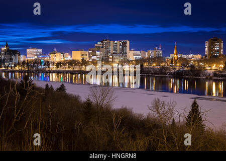 Blick von der Uferpromenade der Stadt Saskatoon in der Nacht. Stockfoto