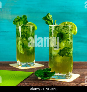 Vintage Kaffeemühle mit Kaffeebohnen und Exemplar Stockfoto