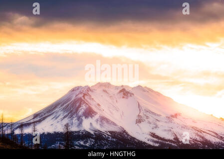 malerische Aussicht auf Mt Shesta beim Sonnenuntergang in Kalifornien, Usa. Stockfoto
