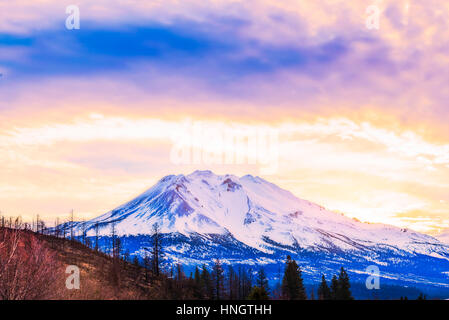 schöne Aussicht auf Mt Shesta beim Sonnenuntergang in Kalifornien, Usa. Stockfoto