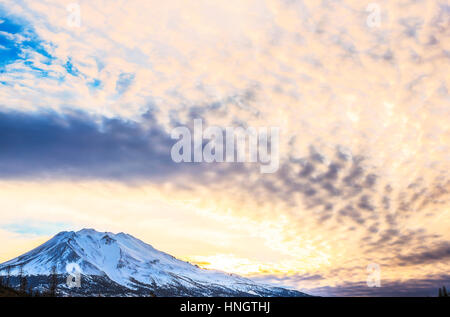 schöne Aussicht auf Mt Shesta beim Sonnenuntergang in Kalifornien, Usa. Stockfoto
