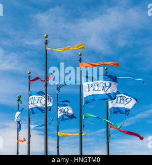 Pier 39 Fahnen auf den blauen Himmel, San Francisco, Kalifornien, Usa. Stockfoto