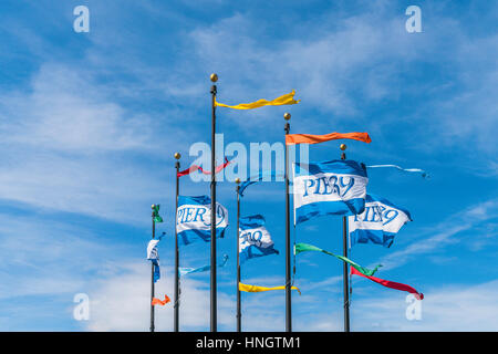 Pier 39 Fahnen auf den blauen Himmel, San Francisco, Kalifornien, Usa. Stockfoto