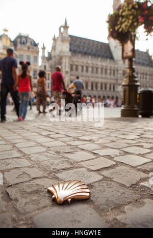 Symbol des Camino de Santiago, wie es geht durch Burgos mit einer Menschenmenge, Brüssel, Belgien Stockfoto