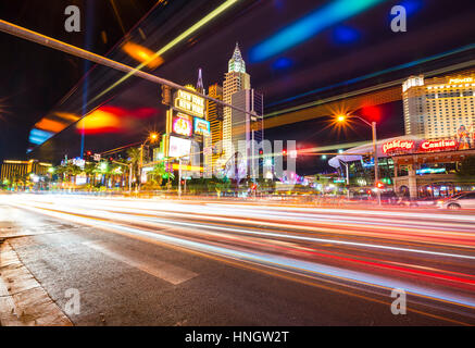 Las Vegas,Nevada,usa.07/28/16: malerische Aussicht auf Las Vegas Stadtbild bei Nacht mit Verkehr Beleuchtung, Las Vegas, Nevada, Usa.