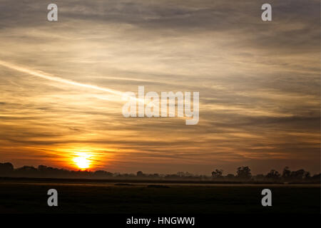 Sonnenuntergang über Ackerland, Gloucestershire, England, UK. Stockfoto