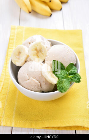 Kugel Eis Banane in Schüssel, Sommer-dessert Stockfoto