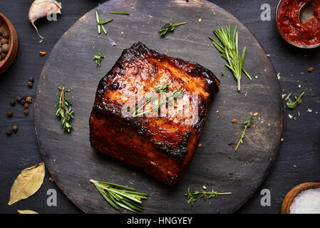 Gebratenes Schweinefleisch auf Holzbrett, Ansicht von oben, Nahaufnahme Stockfoto