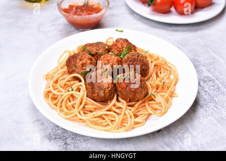 Fleischbällchen in Tomatensauce und Spaghetti, Nahaufnahme Stockfoto