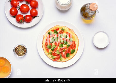 Frühstück, Spiegeleier mit Gemüse auf weißem Hintergrund, Ansicht von oben Stockfoto