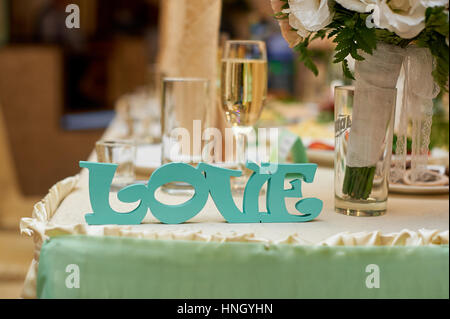 Holzbuchstaben Liebe auf Hochzeit Tisch Braut und Bräutigam Stockfoto