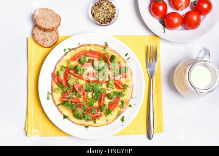 Omelette mit Gemüse auf Teller, Ansicht von oben. Stockfoto