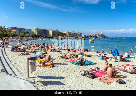 Antibes, Frankreich - 26. Juni 2016: Menschen Subathing am Plage du Ponteil in Antibes. Zwischen alten Antibes und Cap d ' Antibes gelegen, ist es eine beliebte lokale Stockfoto