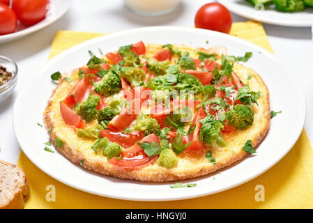 Omelett mit Gemüse auf Teller, Nahaufnahme. Stockfoto