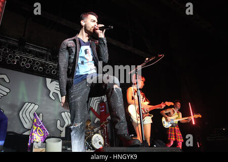 HUNTINGTON, NY-FEB 8: Joe Jonas (L-R), JinJoo Lee und Cole Whittle der DNCE auf der Bühne bei der Paramount auf 8. Februar 2017 in Huntington, New Yor durchführen Stockfoto