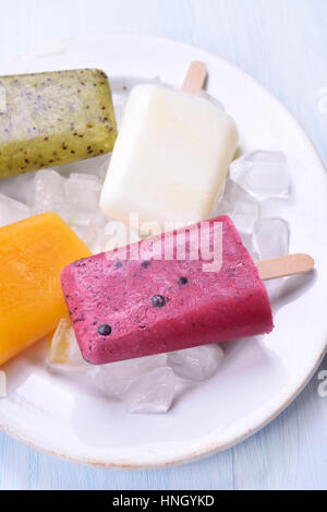 Sommer kaltes Dessert, hausgemachte Eis am Stiel aus Obst und Joghurt Stockfoto