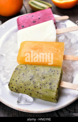 Eis am Stiel aus Kiwi, gefrorenen Joghurt, Orange, blueberry Stockfoto