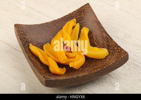 Trockenen Mango Chips Haufen in der Schüssel Stockfoto