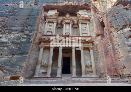 Al Khazneh in der antiken Stadt Petra, Jordanien. Das Finanzministerium. Petra führte zu seiner Bezeichnung als UNESCO-Weltkulturerbe. Stockfoto