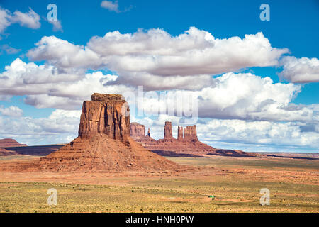 Landschaftlich reizvolle Fahrt, Mesas, Merrick Butte, Monument Valley, Monument Valley Navajo Tribal Park, Navajo Nation, Arizona, Utah, USA Stockfoto