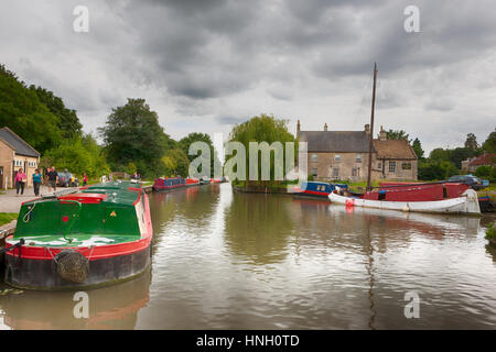 Ein Bootfahren Abenteuer aus der Kanalufer in Bradford-on-Avon Stockfoto