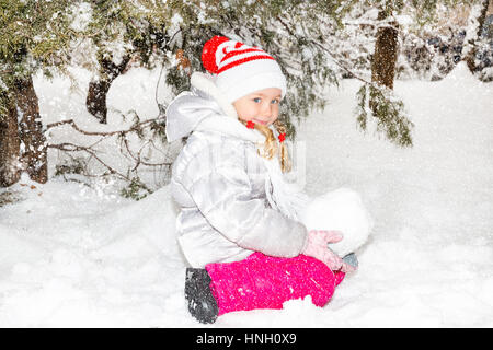 Porträt von liebenswert glückliche kleine Mädchen glücklich grinsend in die Kamera an einem sonnigen Wintertag hautnah Stockfoto