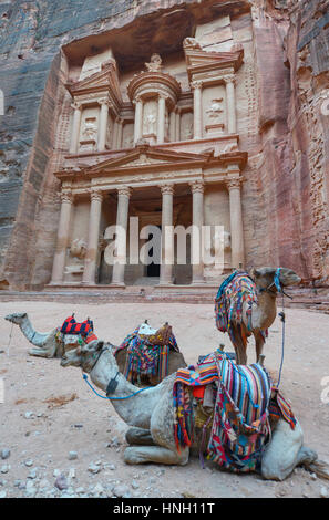 Al Khazneh in der antiken Stadt Petra, Jordanien. Das Finanzministerium. Petra führte zu seiner Bezeichnung als UNESCO-Weltkulturerbe. Stockfoto