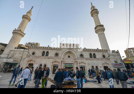 Amman, Jordanien - 9. Dezember 2016: Leute verkaufen Kleidung vor Al-Husseini-Moschee in Amman, Jordanien. Stockfoto