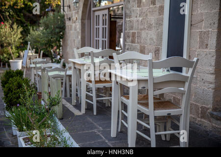 Gemütliche Straßencafés in Rhodos, Griechenland Stockfoto