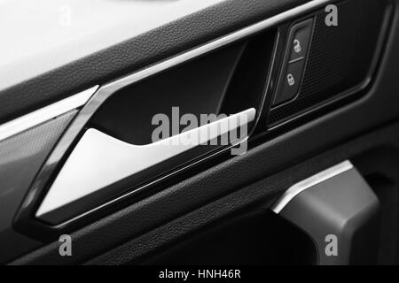 Innerer Türgriff mit Schloss Entsperren Tasten, moderne schwarze Auto Innenraum detail Stockfoto