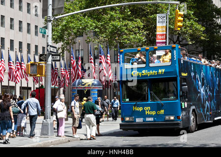 Doppel Decker-Tour-Bus am Rockefeller Center, New York Stockfoto
