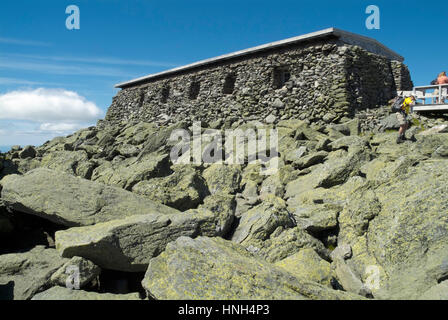 Der Tip Top Haus (ursprünglich als Hotel im Jahre 1853 erbaut) auf dem Gipfel des Mount Washington in den White Mountains, New Hampshire, USA. Mount Washington Stockfoto