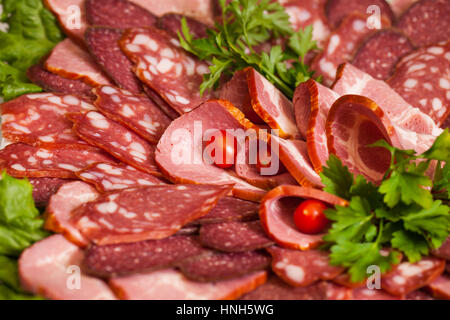 Verschiedene Wurstwaren kalt auf einer Platte Stockfoto