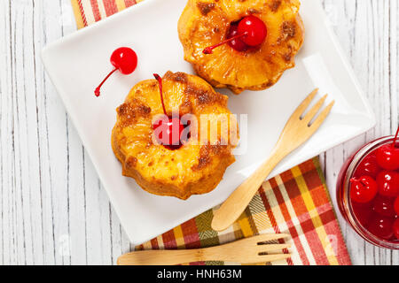 Ananas auf den Kopf nach unten Mini-Kuchen. Selektiven Fokus. Stockfoto
