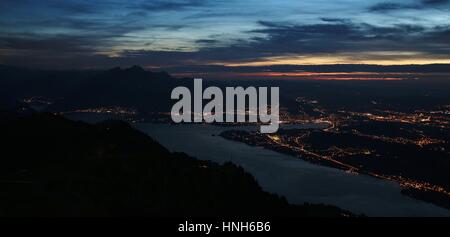 Lake Vierwaldstattersee und Luzern bei Nacht, Blick von der Rigi. Stockfoto