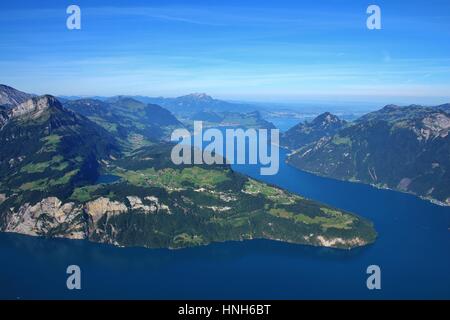 Blick vom Mount Fronalpstock. Lake Vierwaldstattersee im Sommer. Grüne Wiesen und Berge. Stockfoto