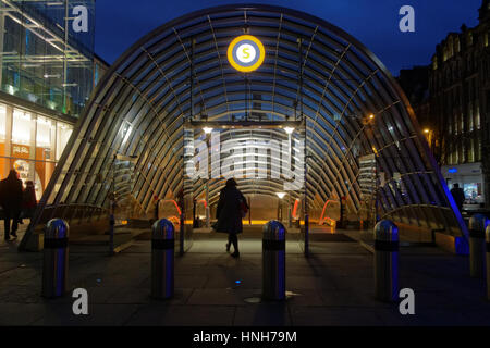 Glasgow u-Bahn oder U-Bahn-Eingang zu St. Enoch Bahnhof Nacht Stockfoto