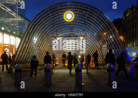 Glasgow u-Bahn oder U-Bahn-Eingang zu St. Enoch Bahnhof Nacht Stockfoto