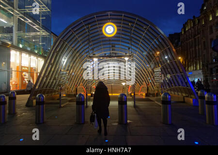 Glasgow u-Bahn oder U-Bahn-Eingang zu St. Enoch Bahnhof Nacht Stockfoto