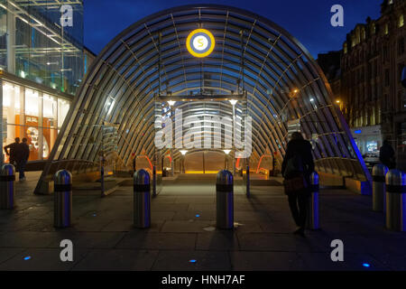 Glasgow u-Bahn oder U-Bahn-Eingang zu St. Enoch Bahnhof Nacht Stockfoto