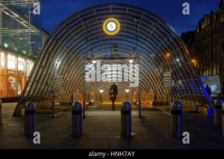 Glasgow u-Bahn oder U-Bahn-Eingang zu St. Enoch Bahnhof Nacht Stockfoto