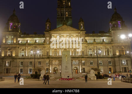 Glasgow George Square Kenotaph und Gemeinderat am Hauptsitz der Stadt-Kammern Stockfoto
