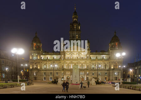 Glasgow George Square Kenotaph und Gemeinderat am Hauptsitz der Stadt-Kammern Stockfoto