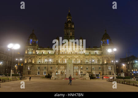 Glasgow George Square Kenotaph und Gemeinderat am Hauptsitz der Stadt-Kammern Stockfoto