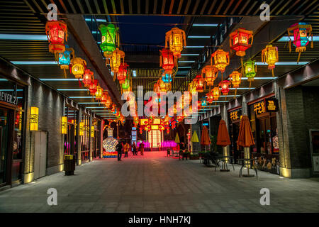 Passanten auf der Straße, dekoriert mit traditionellen Lampions in Spring Festival Stockfoto