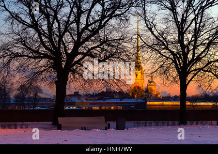 Die Aussicht vom Wassiljewski-Insel, Peter und Paul Fortress im Morgenlicht im Winter, Sankt-Petersburg, Russland Stockfoto