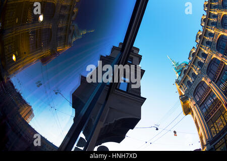 Morgenlicht durch die Augenlinse Fisch in Sankt-Petersburg, Stadtzentrum, moderne Architektur Stockfoto