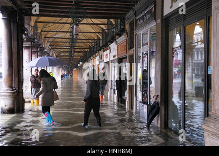 Venedig, Italien. Hochwasser (Acqua Alta) auf der Piazza San Marco. Februar 2009. Stockfoto